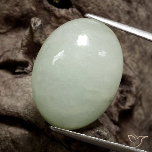 12.07ct طبيعي أخضر متوسط اليشمك, بيضوي, نصف شفاف