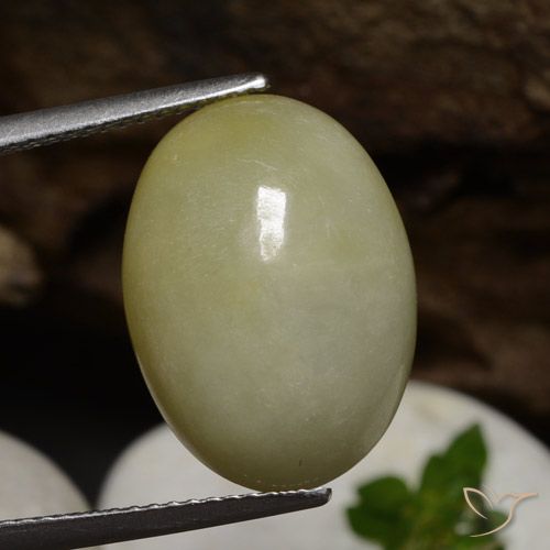 12.01ct طبيعي أخضر-أصفر متوسط اليشمك, بيضوي, نصف شفاف