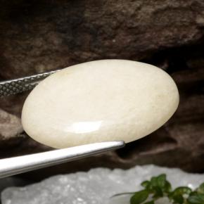 اليشمك أبيض طبيعي، قصة بيضاوى، 9.73 قيراط، نصف شفاف