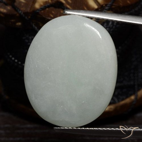 27.95ct طبيعي أخضر متوسط اليشمك, بيضوي, نصف شفاف
