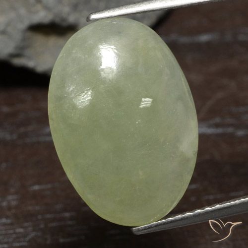 8.37ct طبيعي أخضر زيتوني اليشمك, بيضوي, نصف شفاف