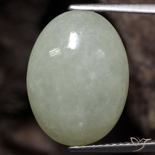 8.52ct طبيعي أخضر متوسط اليشمك, بيضوي, نصف شفاف