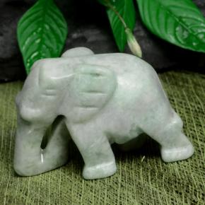 اليشمك أخضر باهت طبيعي، شكل خيالي، 121.03 قيراط، غير شفاف