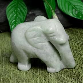 اليشمك أخضر باهت طبيعي، شكل خيالي، 121.03 قيراط، غير شفاف