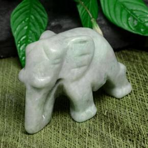 اليشمك أخضر باهت طبيعي، شكل خيالي، 121.03 قيراط، غير شفاف