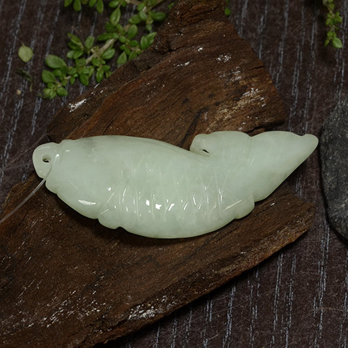 اليشمك أخضر متوسط طبيعي، شكل خيالي، 25.28 قيراط، نصف شفاف