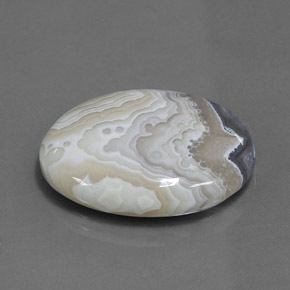 يشب طبيعي بلون متعدد الألوان، وزن ‎21.45‎ قيراط، شكل بيضاوى، مقاس ‎25.7x19.6‎ مم