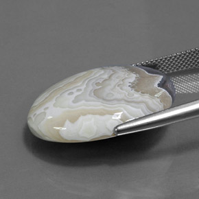 يشب طبيعي بلون متعدد الألوان، وزن ‎21.45‎ قيراط، شكل بيضاوى، مقاس ‎25.7x19.6‎ مم