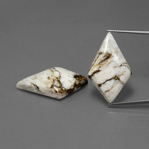 أحجار يشب أو جاسبر متعدد الألوان طبيعية، شكل خيالي، غير شفاف، وزنها  قيراط