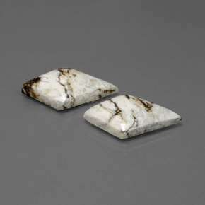 أحجار يشب أو جاسبر متعدد الألوان طبيعية، شكل خيالي، غير شفاف، وزنها  قيراط