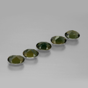 كورنيروبين طبيعي بلون أخضر بني، وزن ‎2.39‎ قيراط، شكل بيضاوى، مقاس ‎5.8x4.2‎ مم