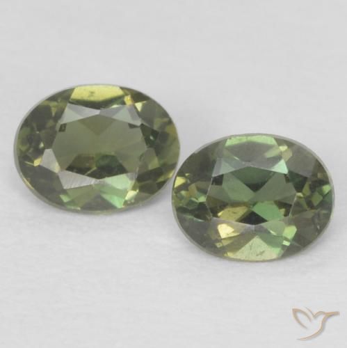 أحجار كورنيروبين Medium Dark-Green طبيعية، بيضوي، قليلا جدا، وزنها 0.37 قيراط
