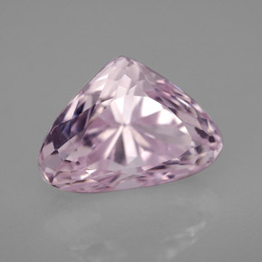 كونزيت طبيعي بلون وردي، وزن ‎6.92‎ قيراط، شكل تريليون، مقاس ‎13.2x9.5‎ مم