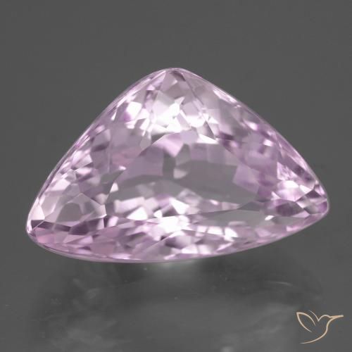 كونزيت طبيعي بلون Medium Light-Pink، وزن ‎14.85‎ قيراط، شكل تريليون، مقاس ‎19.4x12.4‎ مم