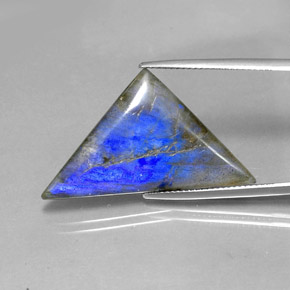 لابرادوريت متعدد الألوان طبيعي، مثلثى، 16.19 قيراط، نصف شفاف