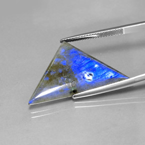 لابرادوريت متعدد الألوان طبيعي، مثلثى، 16.19 قيراط، نصف شفاف
