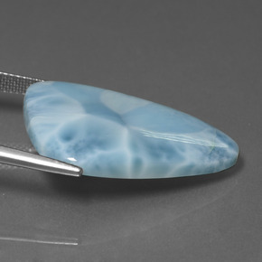 لاريمار طبيعي بلون أزرق، وزن ‎18.86‎ قيراط، شكل شكل خيالي، مقاس ‎27.4x19.5‎ مم