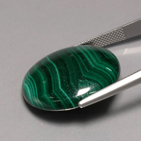 مالاكيت طبيعي بلون أخضر متعدد الألوان، وزن ‎42.90‎ قيراط، شكل دائري، مقاس ‎24.90‎ مم