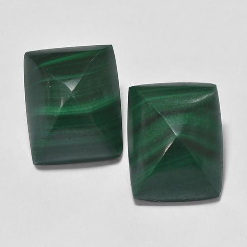 مالاكيت طبيعي بلون Medium Green ، وزن ‎9.39‎ قيراط، شكل باغيت، مقاس ‎10.1x8‎ مم