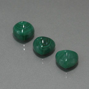 أحجار ملاكيت أخضر متعدد الألوان طبيعية، مثلثى، غير شفاف، وزنها  قيراط