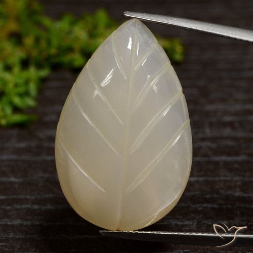 حجر القمر بنى الفهوة فاتح طبيعي، شكل خيالي، 31.11 قيراط، نصف شفاف