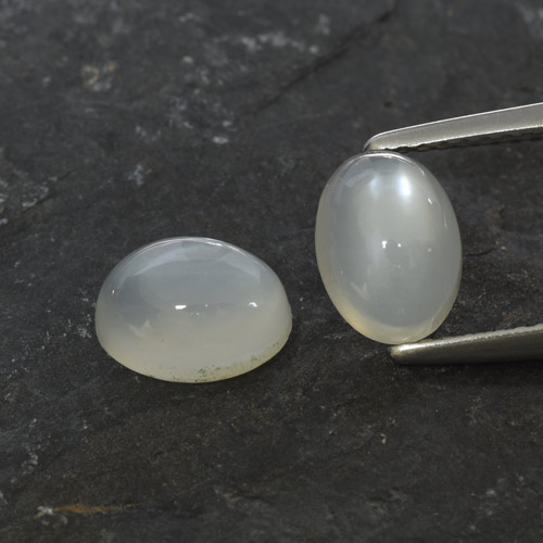 أحجار حجر القمر أبيض دافئ طبيعية، قصة بيضاوى، نصف شفاف، وزنها 3.19 قيراط