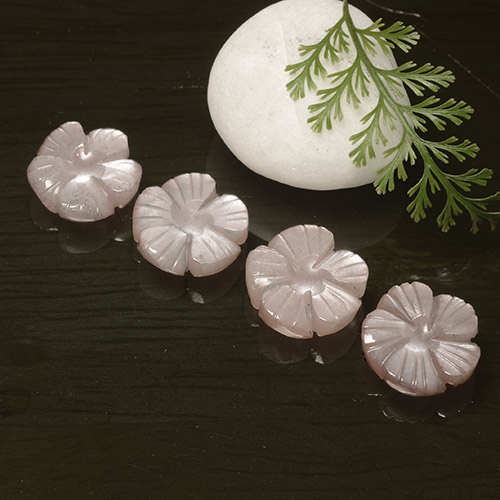 أحجار حجر القمر وردى فاتح جدا طبيعية، قص وردة، نصف شفاف، وزنها 17.30 قيراط