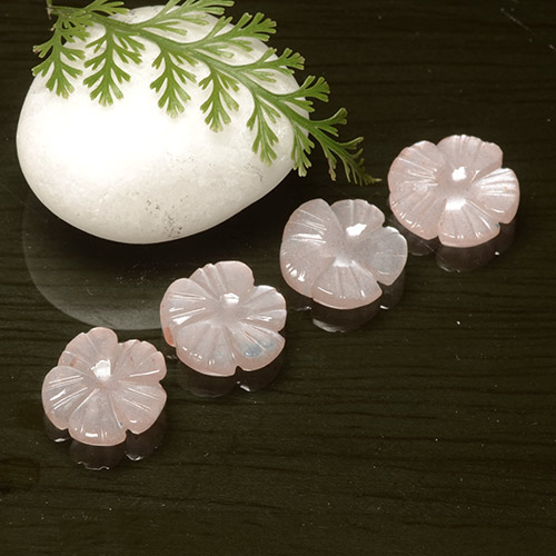 أحجار حجر القمر وردى فاتح جدا طبيعية، قص وردة، نصف شفاف، وزنها 7.89 قيراط