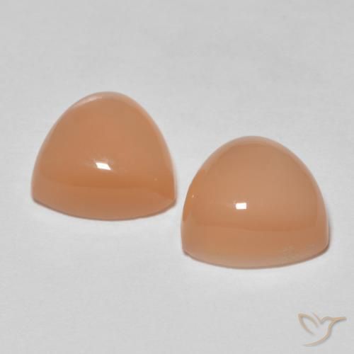 أحجار حجر القمر Medium Dark-Orange طبيعية، مثلثى، نصف شفاف، وزنها 4.18 قيراط