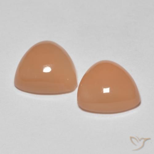 أحجار حجر القمر Medium Light-Orange طبيعية، مثلثى، نصف شفاف، وزنها 3.57 قيراط