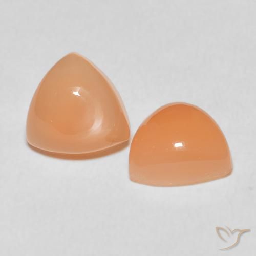 أحجار حجر القمر Medium Light-Orange طبيعية، مثلثى، نصف شفاف، وزنها 3.70 قيراط
