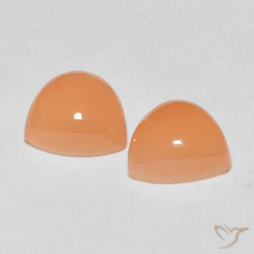 أحجار حجر القمر Medium Light-Orange طبيعية، مثلثى، نصف شفاف، وزنها 3.70 قيراط