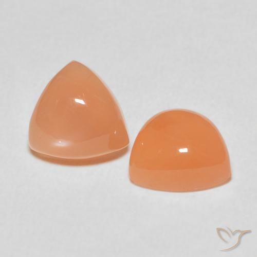 أحجار حجر القمر Medium Light-Orange طبيعية، مثلثى، نصف شفاف، وزنها 3.93 قيراط