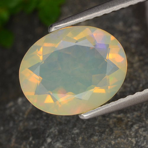أوبال طبيعي بلون متعدد الألوان، وزن ‎1.29‎ قيراط، شكل بيضاوى، مقاس ‎10x8‎ مم