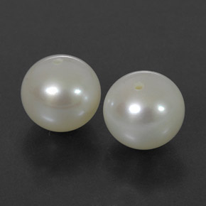 أحجار لؤلؤة لون كريمى طبيعية، جسم كروى / الكرة، غير شفاف، وزنها  قيراط