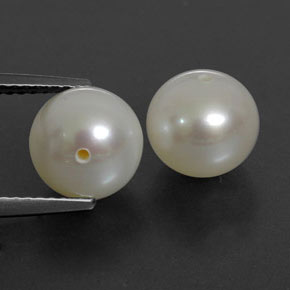 أحجار لؤلؤة لون كريمى طبيعية، جسم كروى / الكرة، غير شفاف، وزنها  قيراط