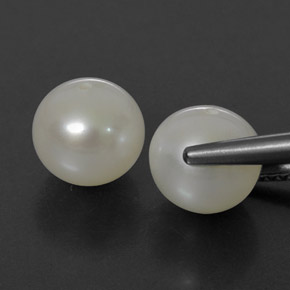 أحجار لؤلؤة لون كريمى طبيعية، جسم كروى / الكرة، غير شفاف، وزنها  قيراط