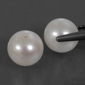 أحجار لؤلؤة أبيض فضى طبيعية، جسم كروى / الكرة، غير شفاف، وزنها  قيراط