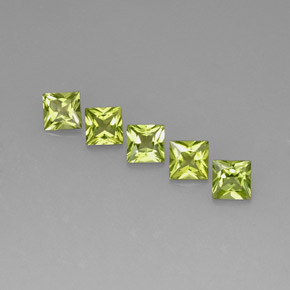زبرجد طبيعي بلون أخضر حي، وزن ‎‎ قيراط، شكل مربع، مقاس ‎5.1x5‎ مم