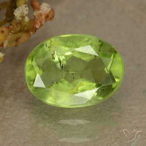 1.31ct طبيعي أخضر مصفر زبرجد, بيضوي, قليلا جدا