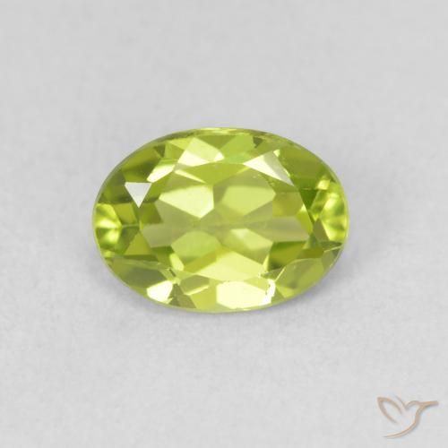 0.95ct طبيعي أخضر متوسط زبرجد, بيضوي, قليلا جدا