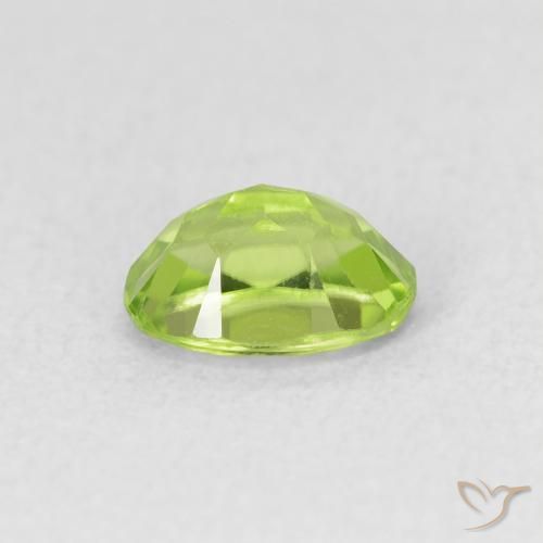 زبرجد Medium Light-Green طبيعي، بيضوي، 0.95 قيراط، قليلا جدا