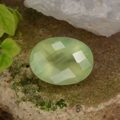 بريهنيت طبيعي بلون Pale Pear Green ، وزن ‎10.07‎ قيراط، شكل بيضاوى، مقاس ‎15.8x11.9‎ مم