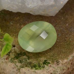 بريهنيت طبيعي بلون Pale Pear Green ، وزن ‎10.07‎ قيراط، شكل بيضاوى، مقاس ‎15.8x11.9‎ مم