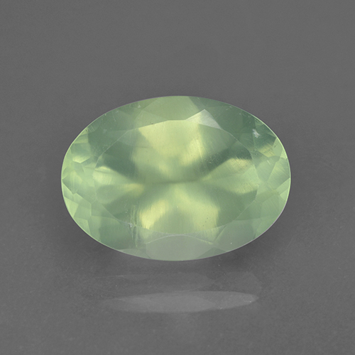 بريهنيت طبيعي بلون Olive Green ، وزن ‎5.78‎ قيراط، شكل بيضاوى، مقاس ‎14x10‎ مم