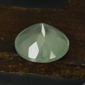 بريهنيت طبيعي بلون Very Light Green ، وزن ‎9.44‎ قيراط، شكل دائري، مقاس ‎13.90‎ مم
