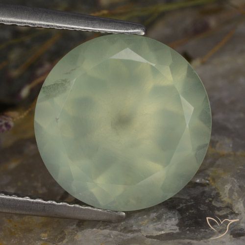بريهنيت طبيعي بلون Light Green ، وزن ‎5.76‎ قيراط، شكل دائري، مقاس ‎12.02‎ مم