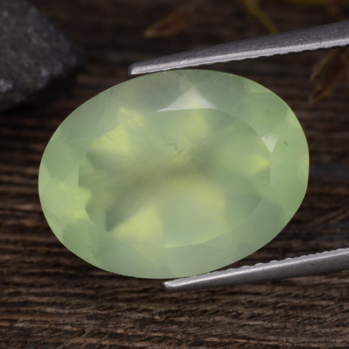 بريهنيت طبيعي بلون Pale Lime Green ، وزن ‎8.85‎ قيراط، شكل بيضاوى، مقاس ‎15.8x11.9‎ مم