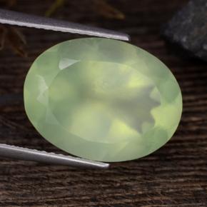 بريهنيت طبيعي بلون Pale Lime Green ، وزن ‎8.85‎ قيراط، شكل بيضاوى، مقاس ‎15.8x11.9‎ مم