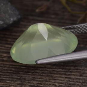 بريهنيت طبيعي بلون Pale Lime Green ، وزن ‎8.85‎ قيراط، شكل بيضاوى، مقاس ‎15.8x11.9‎ مم